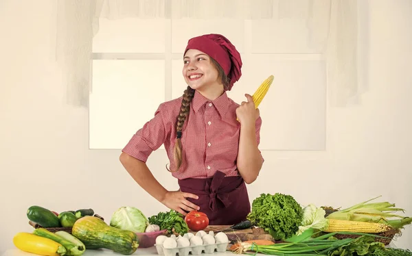 Glad barn med majs och många användbara grönsaker, vegetarisk — Stockfoto