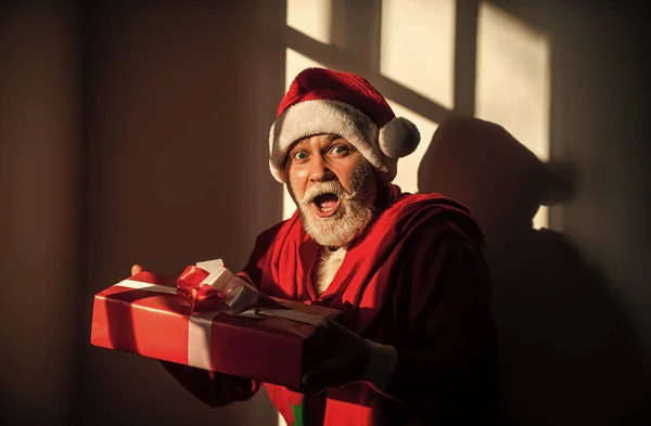 Una sorpresa inaspettata. Babbo Natale con la barba bianca. uomo in cappello di Babbo Natale preparare regalo di Natale. La mattina prima di Natale. godetevi la vacanza invernale. nuovi regali di consegna anno. Shopping online di Natale — Foto Stock