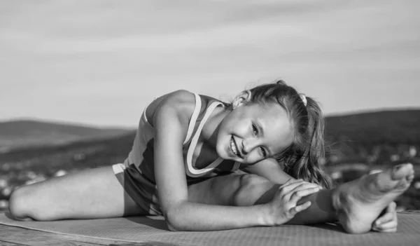 야외에서 연습하고 스트레칭하는 스포츠 옷을 훈련하는 행복 한 아이 — 스톡 사진