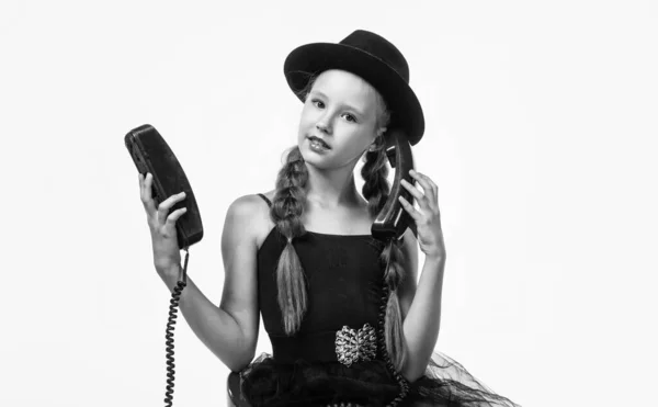 Stilvolle Mädchen sprechen auf Retro-Telefon isoliert auf weiß, Gespräch — Stockfoto