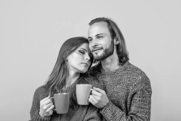 Lycklig kvinna och man bära stickade kläder på vintern och dricka te ur kopp, förhållande — Stockfoto