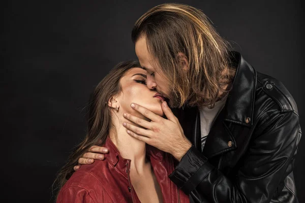 Hiç sıkıcı değil. Uzun sakallı, uzun saçlı adam, kadını öpüyor. Aşk ve romantizm. romantik ilişki.