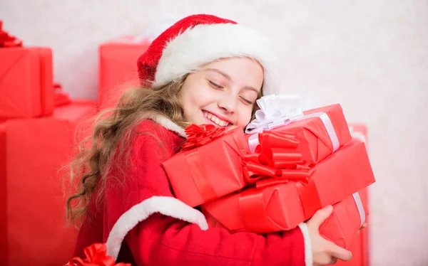 Una chica celebra la Navidad. Santa traiga su regalo. Los sueños se hacen realidad. Concepto de felicidad invernal. Explora los regalos de Navidad. Desempaquetar el regalo de Navidad. Un chico emocionado por el regalo de Navidad. Milagro de invierno —  Fotos de Stock