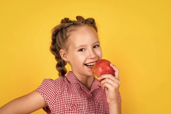 Ευτυχισμένο έφηβο παιδί με μήλα γεμάτα βιταμίνες μαζεμένα από τη συγκομιδή του φθινοπώρου, δίαιτα — Φωτογραφία Αρχείου
