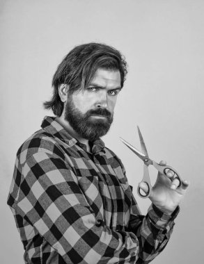 Sivri uçlu. Ve bıyıklı bir hippi. Kuaför aleti. Berber dükkanı. makaslı olgun berber. Elinde makasla sakallı bir adam. Vahşi adam saçını kesmiş. Saç stili erkek tarzı görünüş.