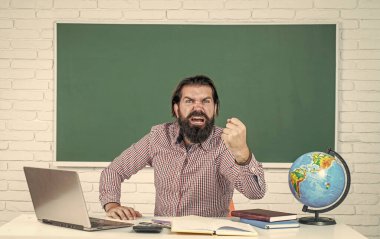 Sınavı geç. Öğrenmek zordur. Stresli hippi öğretmen. Aşırı çalışan, sakallı, stresli bir adam. Çalışmada sorunlar. resmi eğitim. Erkek öğrenci zor bir ders sırasında sınıfta oturuyor.