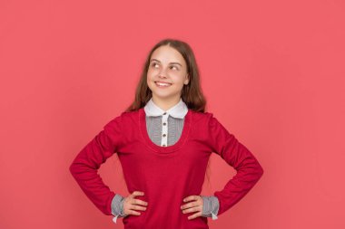 Kırmızı arka planda okul üniformalı mutlu çocuk, çocukluk