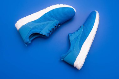 Spor mavi spor ayakkabılar. Mavi arka planda ayakkabılar. Ayakkabı dükkanı. alışveriş kavramı.