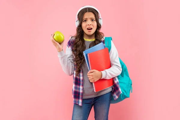 Ouvir música. nova tecnologia. desenvolvimento infantil. criança em fones de ouvido segurar pasta de trabalho — Fotografia de Stock