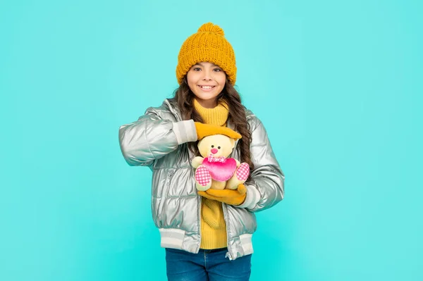 Mode d'hiver. jouet d'amour pour la Saint Valentin. enfant heureux dans la veste gonflable et le chapeau. enfance. — Photo