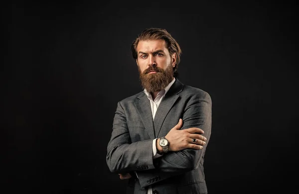 Mężczyzna z brodą nosić szary garnitur styl korporacyjny, obiecujący przedsiębiorca koncepcja — Zdjęcie stockowe