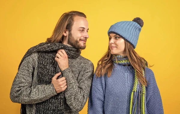 快乐的夫妻在冬天穿针织衣服，风格 — 图库照片