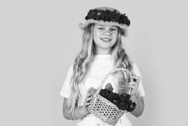 Spring kid mode. meisje met rozenbloemen. meisje met bloemstuk. gelukkig tiener meisje in hoed. — Stockfoto