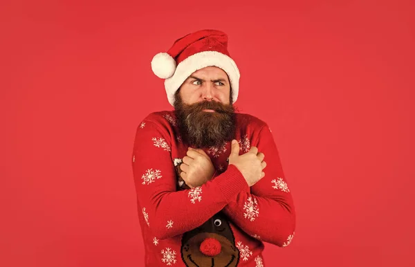 Холодная. Настроение курортного сезона. Бородатый мужчина в шляпе Санты. Счастливого Рождества. Рождественская вечеринка. Рождественский праздник. С Новым годом. Смешной хипстерский вязаный свитер. Рождественская распродажа Зима это снег. — стоковое фото