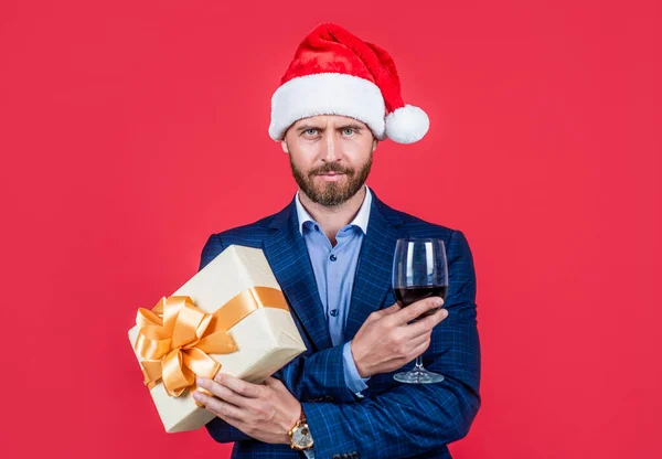 Érett szakállas férfi télapó kalap ünneplik újév vagy karácsony, vállalati party. — Stock Fotó