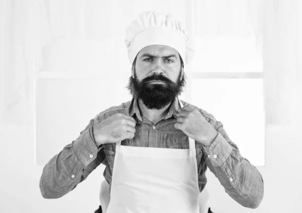 Час обіду. професійний ресторанний кухар. кваліфікований пекар у формі для приготування їжі. чоловічий шеф-кухар у капелюсі та фартусі готують. красивий чоловік з бородою і вусами готовий до приготування їжі — стокове фото