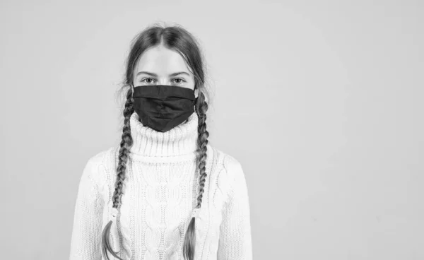 Μείνε σπίτι. σύμπτωμα covid 19. κορίτσι χρειάζεται igg δοκιμή ανοσίας. πνευμονία από ιούς. αντίγραφο χώρου. ασθενή παιδί που φοράει μάσκα αναπνοής. προστατευτικά στοιχεία ασφάλειας κατά τη διάρκεια επιδημικής έξαρσης του ιού της στέψης — Φωτογραφία Αρχείου