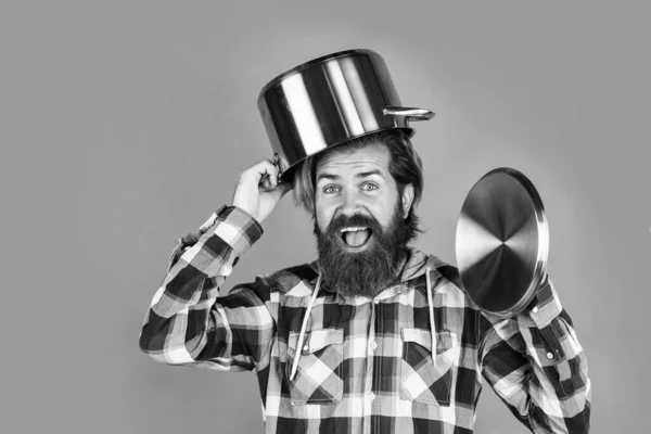 Volwassen knap man in geruite shirt hold pan voor koken eten, kitchener — Stockfoto