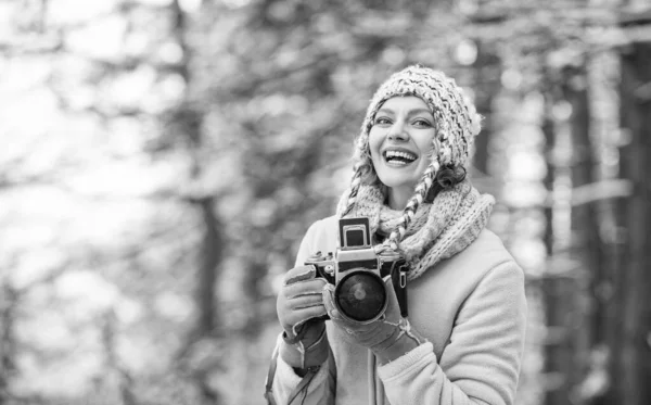Kobieta fotograf. Inspiracja tworzy coś wyjątkowego. Spędź dzień na świeżym powietrzu. Dziewczyna z klasycznym aparatem w śnieżnej naturze. Koncepcja podróżowania. Przechwytywanie zimy. Zrób wspaniałe zimowe zdjęcia. Zimowe hobby — Zdjęcie stockowe