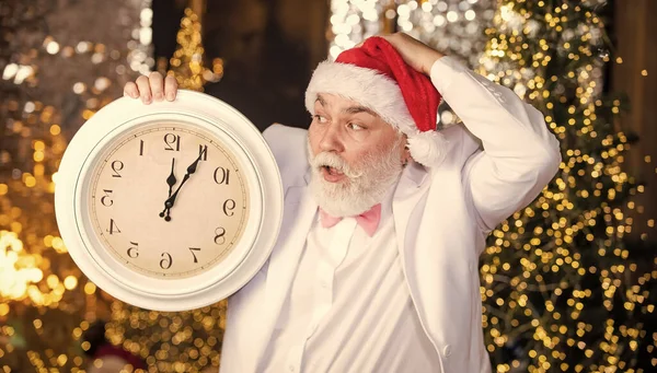 冬休みを祝う時間だ。急げ!。クリスマスのカウントダウンが来る。クリスマスプレゼントを待て。サンタは目覚まし時計を持ってる。新年の真夜中だ。パーティーの時間だ。真夜中近くに — ストック写真