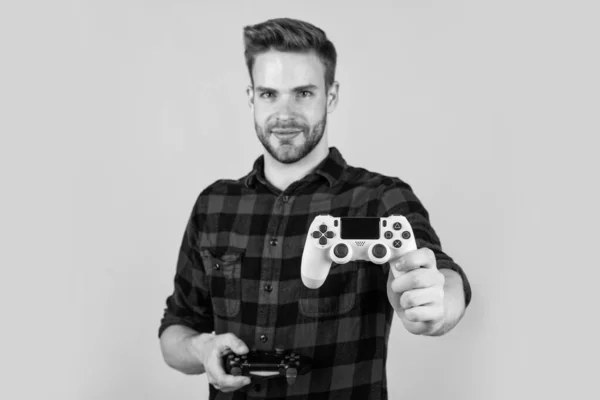 Νεαρός όμορφος άνδρας σε καρό πουκάμισο παίζουν το παιχνίδι του υπολογιστή στην κονσόλα, gaming — Φωτογραφία Αρχείου