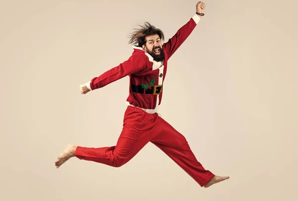 Boldog új 2021-es évet. Boldog karácsonyt! Karácsonyi buli. Boldog szakállas hipszter vörös ünnepi manó jelmezt visel. érett Mikulás ugrás. vicces téli ünnepség. Nyugodtan. — Stock Fotó