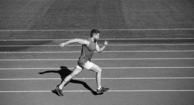 Sabah sporu. Enerjik ve sportif. Maraton hız enerjisi. Kaslı adam hareket halinde. Atletik adam sprint 'te yarışıyor. Spor, sağlıklı yaşam tarzı. Spor salonu açık havada. Çalışan parça üzerinde çalışan çalıştırıcı