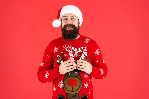 С Новым годом. Счастливого Рождества. весёлый бородатый мужчина в шляпе Санта-Клауса. — стоковое фото