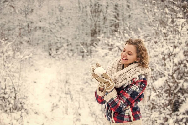 Зимние каникулы. Красивая женщина теплая одежда снежный лес. Природа покрыла снег. Веселюсь со снежком. Снег игры. Девушка играть снежок замороженном фоне пейзажа. Делаю снежок. Счастливый момент — стоковое фото