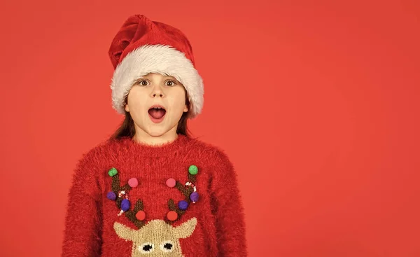 Expressão facial emocional. Feliz infância. A contar dias até ao Natal. Festa de Natal. Não pode conter as emoções. Convite de Natal. Adorável menina desgaste santa claus chapéu vermelho fundo — Fotografia de Stock