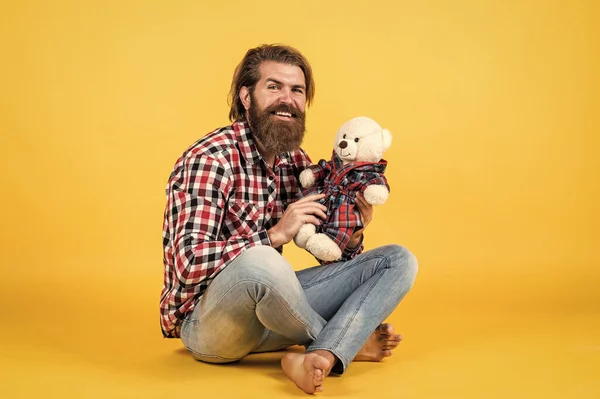 Presentes e feriados conceito. Isto é para ti. hipster como um brinquedo de animal. Aniversário festa de férias celebração. sentir felicidade. Homem com barba segurar urso de brinquedo bonito. O homem tem ursinho de peluche. espaço de cópia — Fotografia de Stock