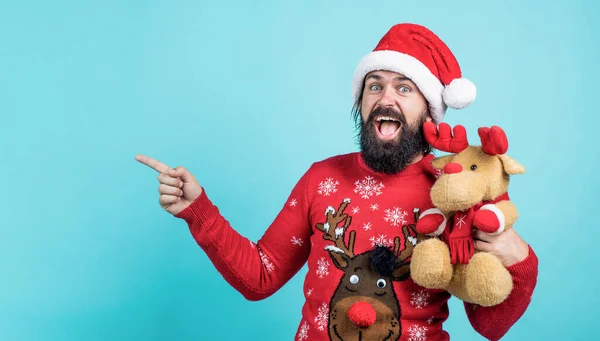 산타 클로스 수염을 기른 남자가 장난감을 들고 행복 한 새해를 기원하며 크리스마스 선물 과 선물로 가득 찬 즐거운 겨울 파티를 축하 할 준비를 한다. — 스톡 사진