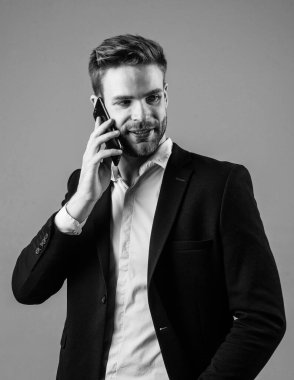 - Merhaba. İletişim. Erkekler giyer. Kendine güvenen iş adamı Takım elbiseli yakışıklı bir genç. resmi erkek akıllı telefonda konuşur. İş görünümlü sakallı bir adam. moda ve güzellik