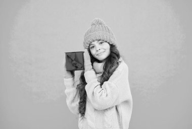 İyi alışverişler. Kış tatili hediyeleri. Aziz Nicolas Günü. Xmas alışveriş satışları. Yeni yıl hatırası. Mutlu çocukluk. Küçük kız sıcak tutacak elbiseler. Gizli hediye kutusu. Onun için hoş bir sürpriz.