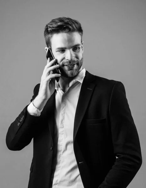 Hola. comunicación. Los hombres usan. hombre de negocios seguro. Un joven guapo con traje de oficina. hablar masculino formal en el teléfono inteligente. hombre barbudo con aspecto de negocios. moda y belleza — Foto de Stock