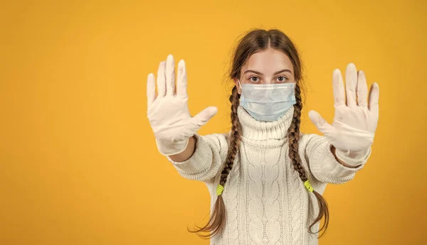 Tini lány visel légzőszervi maszk, míg a coronavirus pandémiás karantén, hagyja abba a coronavirus. — Stock Fotó