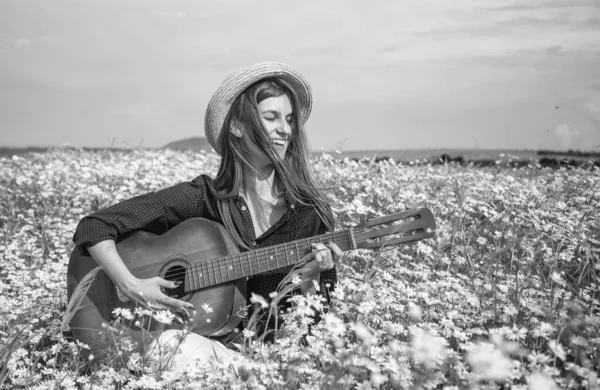 Jeune femme dans le champ de pavot avec guitare, musique country — Photo
