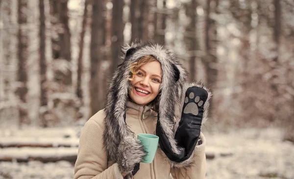 Faux futro zwierzęcy kapelusz idealny dla fantazji tematu. Wzruszająca koncepcja. Opieka nad zwierzętami. Zimowy portret tematyczny przytulny strój. Kobieta nosi wilczy kapelusz. Prawa zwierząt. Symbol dzikiej przyrody. Dziewczyna w śnieżnym lesie — Zdjęcie stockowe