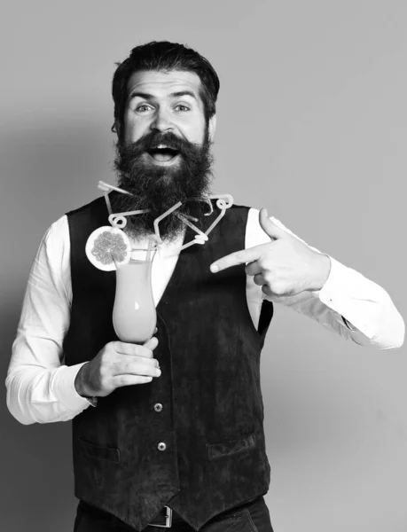 Homem barbudo bonito sorridente com tubos coloridos em barba longa — Fotografia de Stock