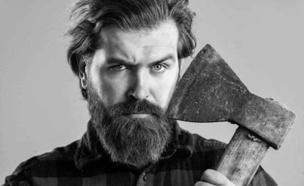 Homem brutal lenhador com machado cortar cabelo, barbearia — Fotografia de Stock
