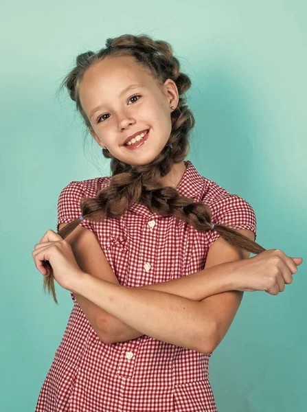 Ευτυχισμένο έφηβο κορίτσι με πλεγμένα μαλλιά σε κοτσίδες, παιδική ηλικία — Φωτογραφία Αρχείου