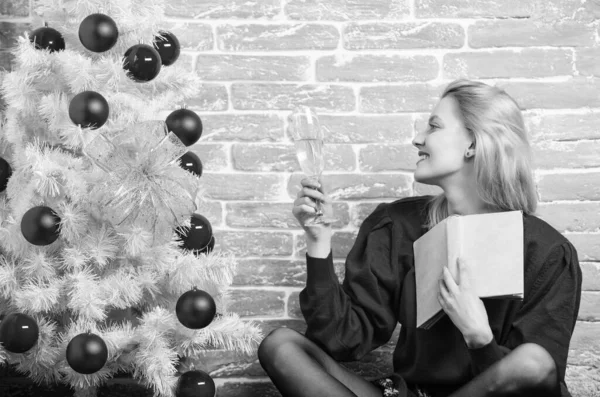 Noel kutlamaları kavramı. Noel arifesi. Noel ve sevinç. Noel ağacı yakınındaki şampanya ile rahatlatıcı kırmızı elbiseli kız. Kadın içki alkol Noel ağacı yakınındaki zevk kutlama mutlu — Stok fotoğraf