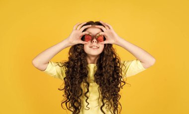 Sağlıklı kahvaltı. Vitamin konsepti. Yaz meyveleri. Çilek yiyen çocuk. Tatlı yiyecekler. Kırmızı dut al. Yaz tatili zevkim. Ev yapımı çilek yiyen bir kız. Sağlıklı yiyecekler. Sağlık hizmetleri