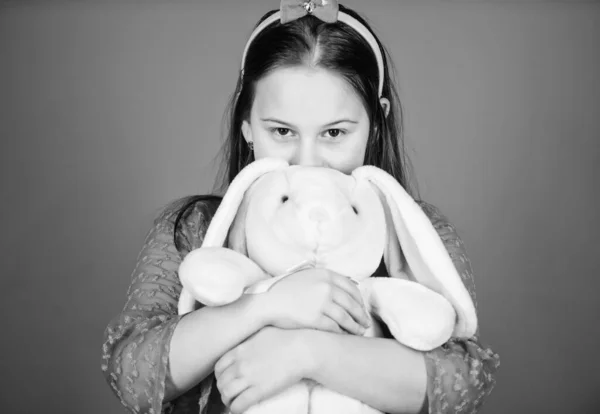 Barn leende spela bunny leksak. Lycklig barndom. Få i påsk anda. Bunny öron tillbehör. Härlig lekfull kanin barn kramar mjuk leksak. Har välsignat påsk. Kaninflicka med söt leksak på blå bakgrund — Stockfoto
