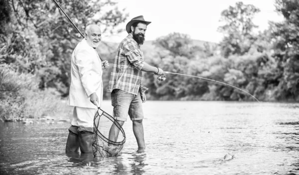 Para çeken bir fikir. iş adamlarının hobisi. emeklilik balıkçılığı. Mutlu balıkçılar. İyi kar. Emekli baba ve olgun sakallı oğul. Balık avlama maceraları. Arkadaşlar olta ve ağlı adamlar