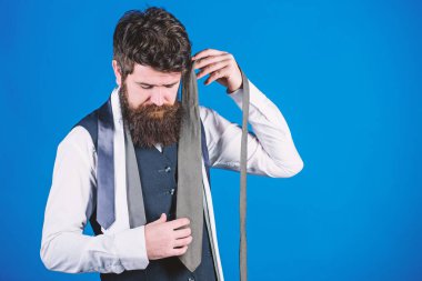 Kravatlı gardrobunu inşa ediyor. Sakallı adam gardrobunun kravatını seçiyor. İş veya resmi günler için şık erkek gardırop. Zamansız bir itiraza sahip gardırop temelleri, kopyalama alanı