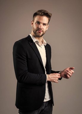 Seçiminden emin. İyi bakımlı bir saç stili. Erkek güzellik ve moda. Sakallı adam için resmi ofis kostümü. Tıraşsız, kıllı, yakışıklı bir adam. Kuaför konsepti. Genç ve kendinden emin patron.