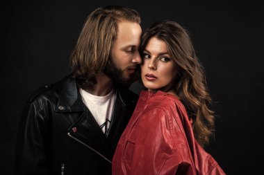 Erkeğe ve kadına aşık şık çift deri ceket giyer, aşk