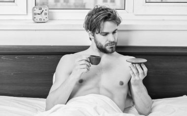 Genç adam sabah uyanma sırasında germe. Uyku modundan çıkarma sonra kadar sabah germek. Adam portresi esner ve yatakta uzanıyor.