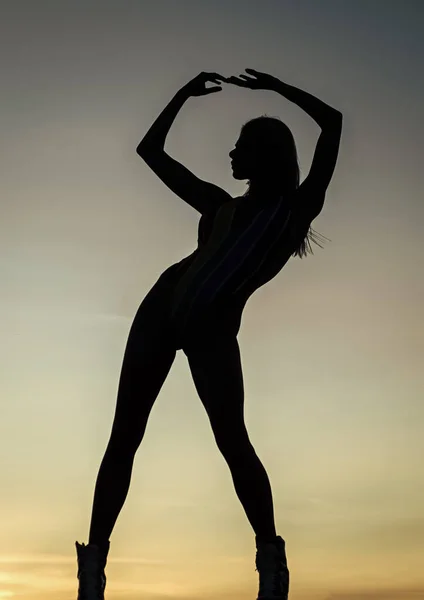 Mulher bailarina figura sombra silhueta no céu da noite, silhueta — Fotografia de Stock